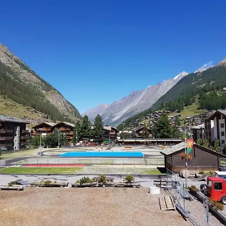 Lägenhet Sleeps 4 Pool Wifi